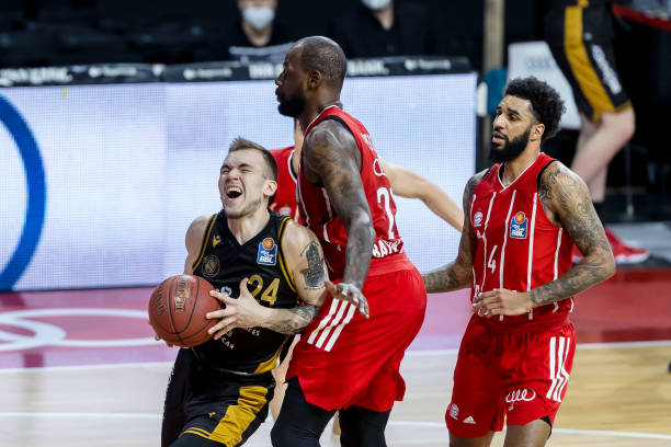 而中锋李明 而中锋李明